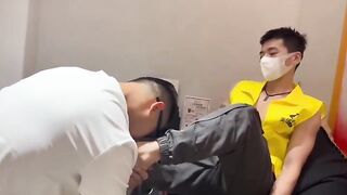 先爽片高大壮体育爷们威胁外卖员做他主人不做就给你差评不爽你就干我