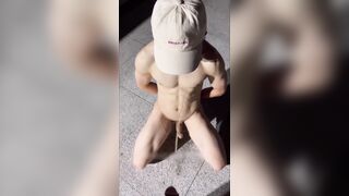 免费肌肉骚狗天台撒尿撸管喷精