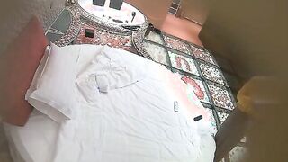 小姐姐好漂亮貌似才进公司就被领导搞到手到宾馆约会苗条身材躺在床上