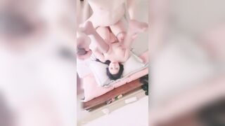 丝袜肥臀大奶骚货让皮卡丘压在身下爆操..._