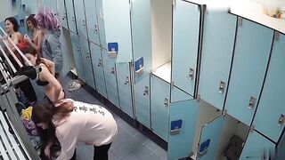 外语大学女澡堂小姐姐偷溜进去捡漏原味内衣裤
