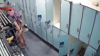 外语大学女澡堂小姐姐偷溜进去捡漏原味内衣裤