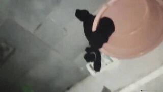 外语大学女澡堂小姐姐偷溜进去捡漏原味内衣裤