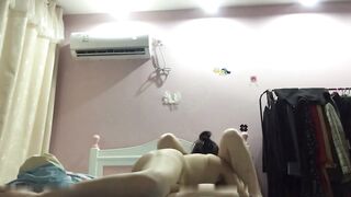 两个美女睡不了觉一起锻炼身体