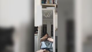 免费自恋黑皮体育生对镜自撸射了一手