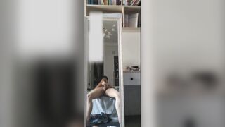 免费自恋黑皮体育生对镜自撸射了一手