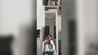 免费自恋黑皮体育生对镜自撸射了一手