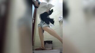 商场漂亮小姐姐进入厕所尿尿合集
