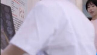 两个女医生没有病人的时候一起检查身体