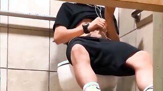 偷拍体育生厕所打飞机射精