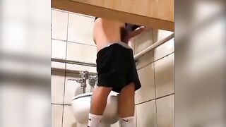 偷拍体育生厕所打飞机射精