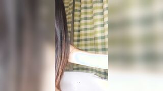 女神珂爱6月4日突击直播上演丝袜湿身道具自慰
