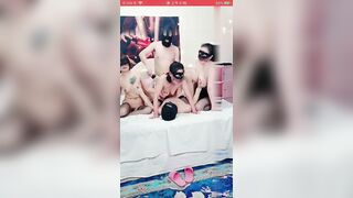三个饥渴骚妇出战两个蒙面狼友5人集体混战_
