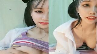 外表清纯水灵的极品妹子芒果里外都是黄黄瓜肛塞自慰_