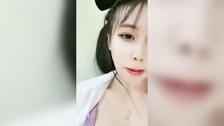 外表清纯水灵的极品妹子芒果里外都是黄黄瓜肛塞自慰_