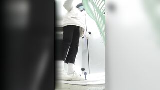 偷拍几个气质美女裙底风光_