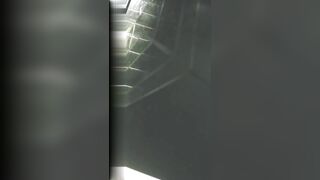 偷拍几个气质美女裙底风光_