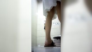 全程跟拍高颜值美女如厕_