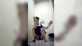 全程跟拍高颜值美女如厕_