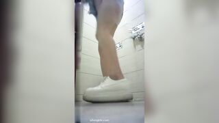 全程跟拍高颜值美女如厕_