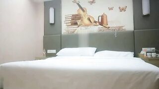 利哥探花第一场把女的逼干裂了漂亮小姐姐被大鸡巴小伙狂操