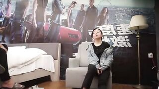 小哥约了个牛仔外套妹子沙发扣逼