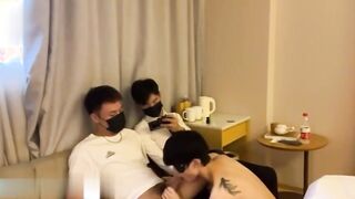 两根大香肠前插后入抽插贱逼