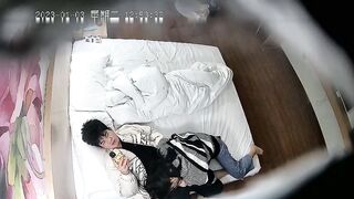 中午性饥渴女友脱光光拔下男友裤子撸鸡巴要啪啪_