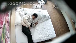 中午性饥渴女友脱光光拔下男友裤子撸鸡巴要啪啪_