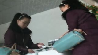 冒死蹲守女厕偷拍
