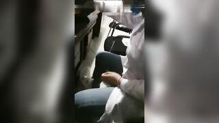 大奶护士值夜班也要偷吃口爆