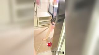 广州反差婊真实露出飞机出租车饭店电影院露奶尿尿