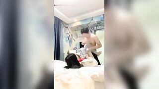 第一次约会强上大一女友非常骚舌吻喜欢舔逼张开双腿迎接