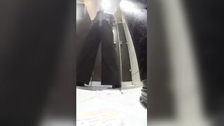 KTV工作安装偷拍设备被客人灌醉呕吐的JK制服妹子