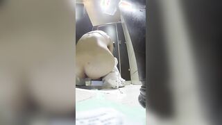 KTV工作安装偷拍设备被客人灌醉呕吐的JK制服妹子