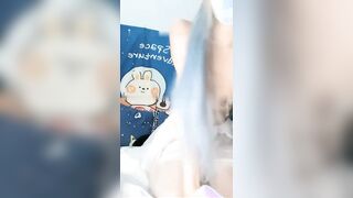 白丝苗窕贫乳骚骚淫声荡语撩骚互动近拍大黑牛玩弄骚逼