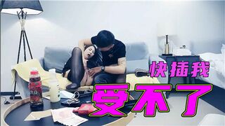 黑丝少妇被玩的受不了了直呼快插我